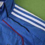 ⁦2526 Manchester United F.C. black windbreaker⁩ - الصورة ⁦12⁩