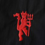 ⁦2425 Manchester United F.C. black windbreaker⁩ - الصورة ⁦2⁩