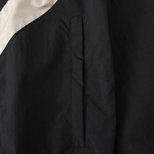 ⁦2425 Manchester United F.C. black windbreaker⁩ - الصورة ⁦6⁩