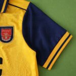 ⁦9697 season Arsenal F.C. away retro Kids kit⁩ - الصورة ⁦8⁩