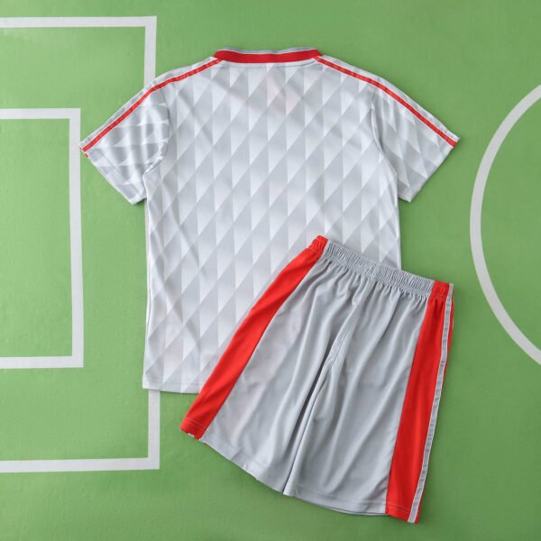 8991 Liverpool F.C. away retro Kids kit – Image 9