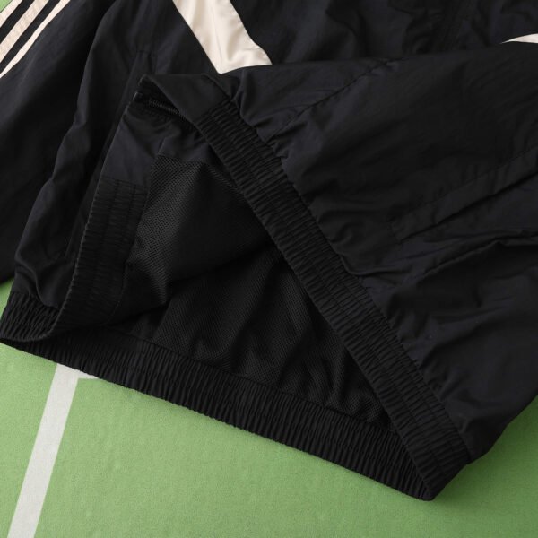 ⁦2425 Manchester United F.C. black windbreaker⁩ - الصورة ⁦5⁩