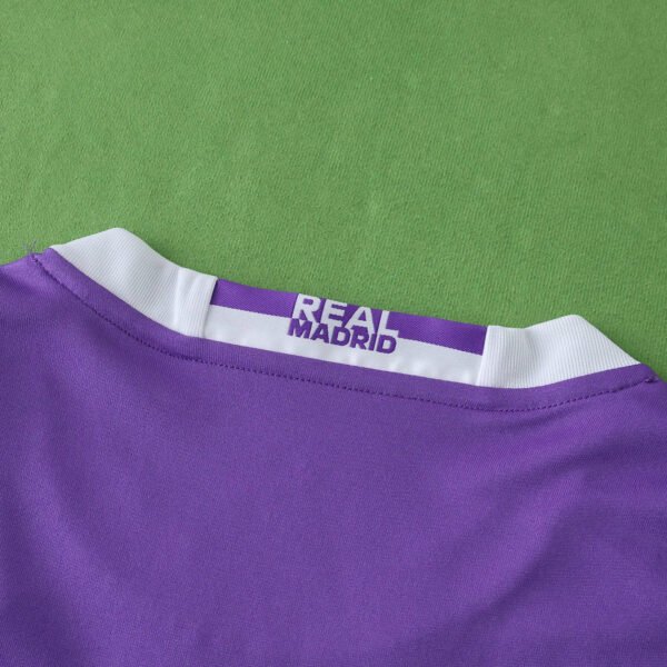 ⁦1617 Real Madrid CF away retro Kids kit⁩ - الصورة ⁦11⁩
