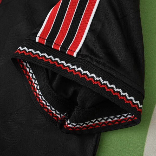 2425 Manchester United F.C. Retro collaboration style Fan version – Bild 7