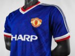 ⁦8688 Manchester United third retro Fan version⁩ - الصورة ⁦3⁩