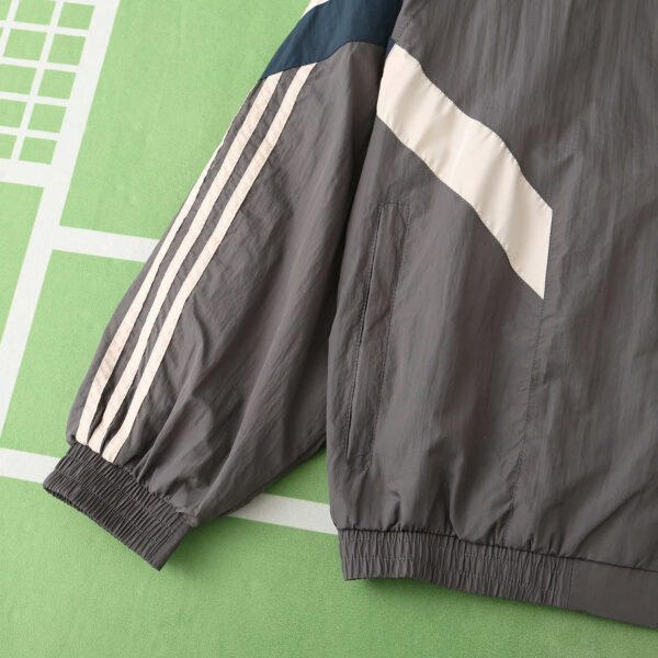 ⁦2425 Real Madrid CF Coffee color windbreaker⁩ - الصورة ⁦7⁩