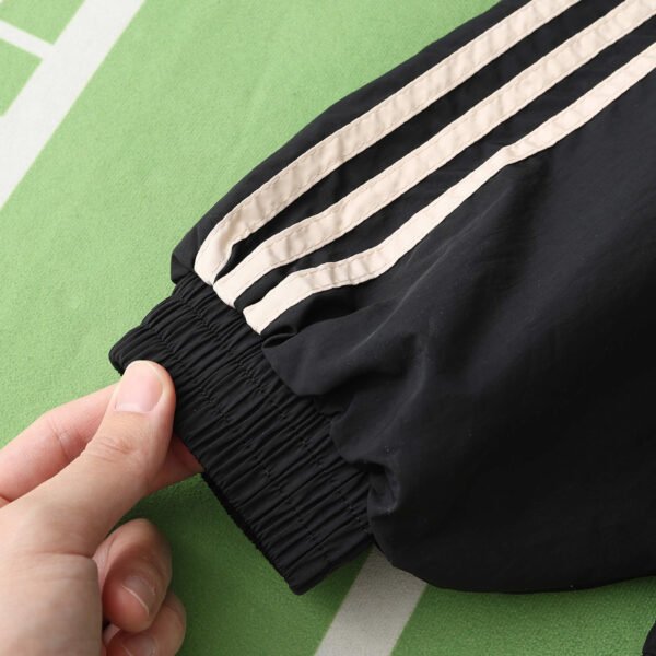 2425 Manchester United F.C. black windbreaker – Bild 10